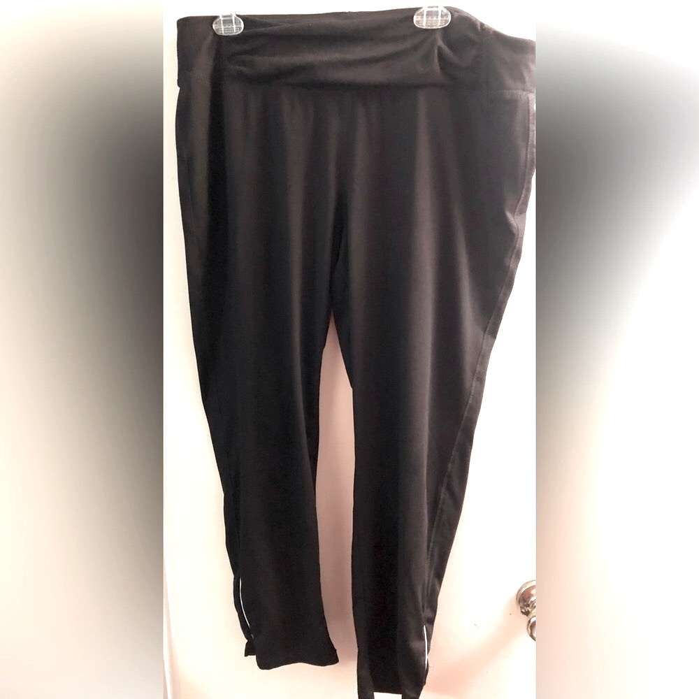 Black pull on Activewear Pants
SIZE 18/20